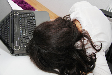 累了的商界女强人就睡着了，旁边一台笔记本电脑