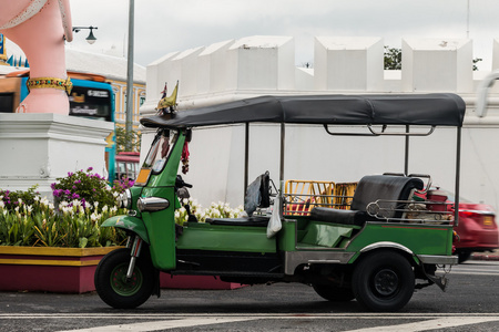 在曼谷的一个侧盟友中排队的 tuk tuks