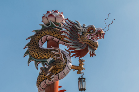 在 Wat Phananchoeng，大城府，T 红色柱子上的中国龙
