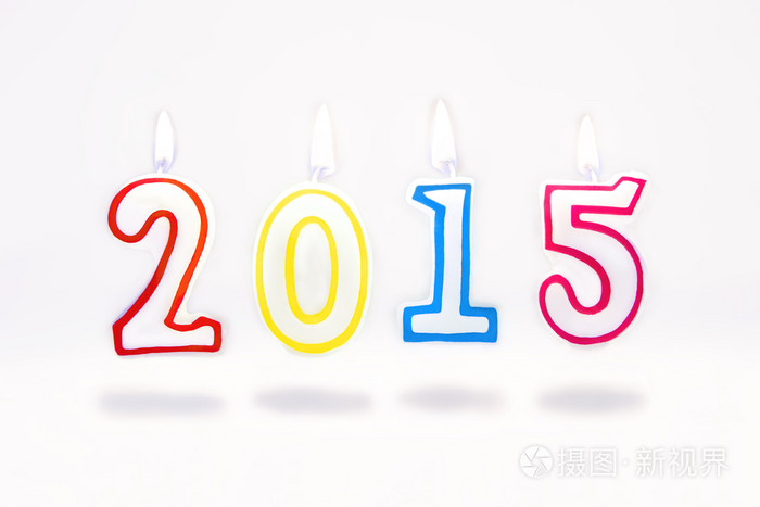 燃烧的红色蜡烛具有白色背景上的数字2015年飞行