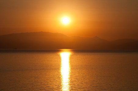 海上日出