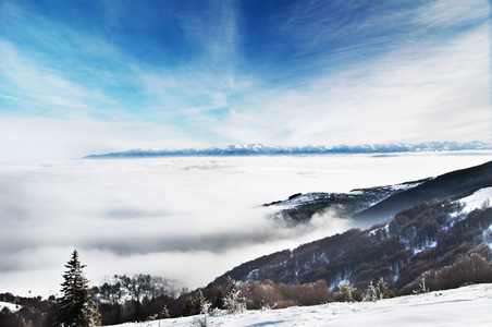 冬季景观 白雪皑皑的山峰和低云