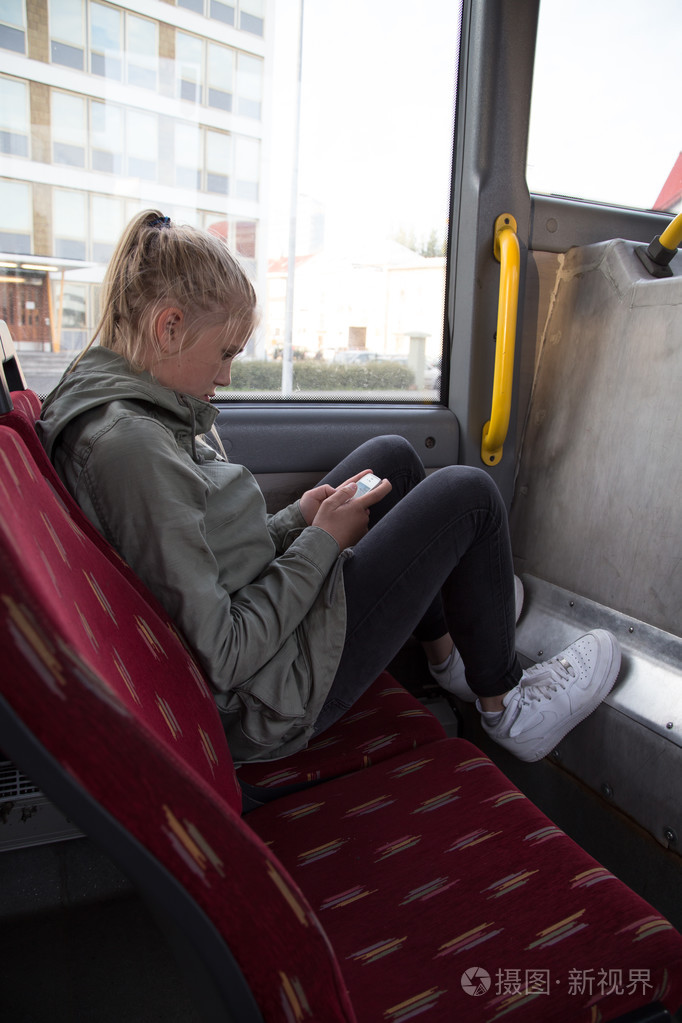 十几岁的女孩乘坐公共汽车