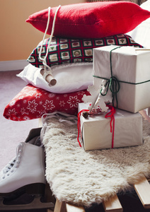 枕头和礼品盒圣诞装饰