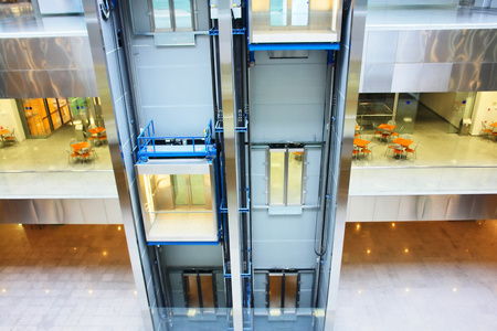 在大厦电梯照片