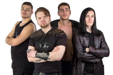 黑色的衣服上的金属乐队的照片图片