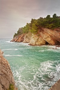 美丽的海景，在海边的岩石