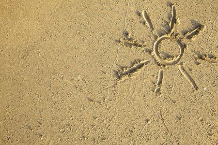太阳在沙子上绘制
