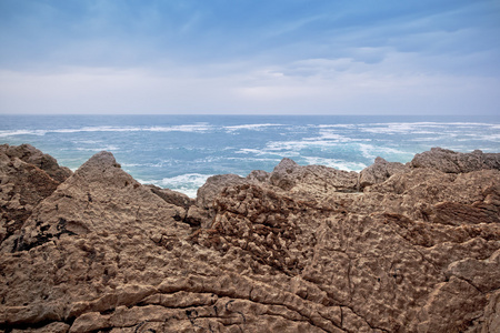 美丽的海景，在海边的岩石