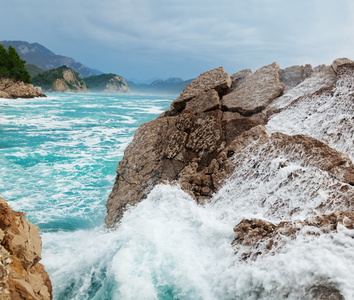 美丽的海景，在海边的岩石