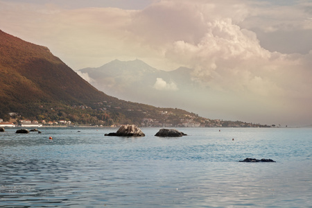 美丽的海景，在海边的岩石