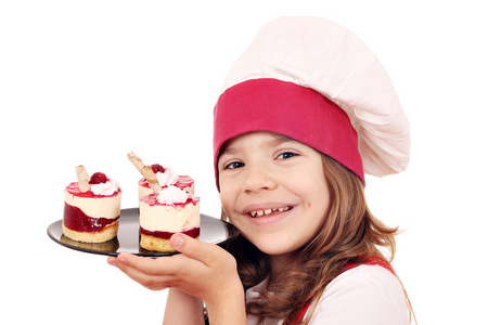 快乐的小女孩用覆盆子蛋糕肖像做饭