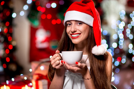 圣诞节的咖啡杯的年轻女子