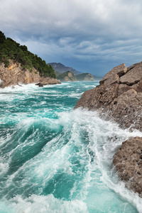 美丽的海景，在海边的岩石