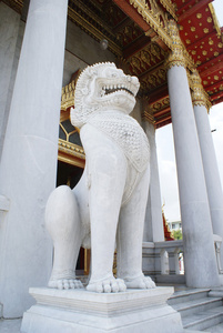 守卫入口，大理石寺，曼谷，泰国的狮子雕像
