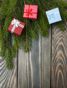 圣诞树与堆礼品盒