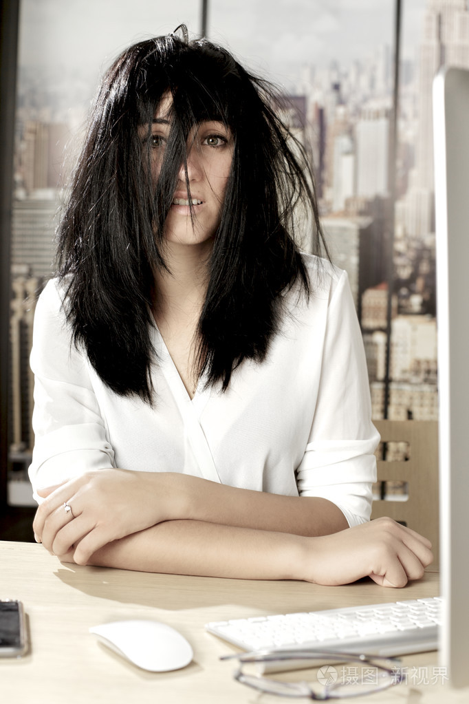 在办公室绝望的头发凌乱的女商人