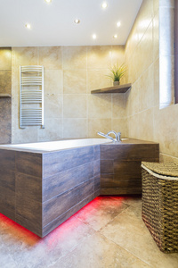 豪华浴室，现代浴缸