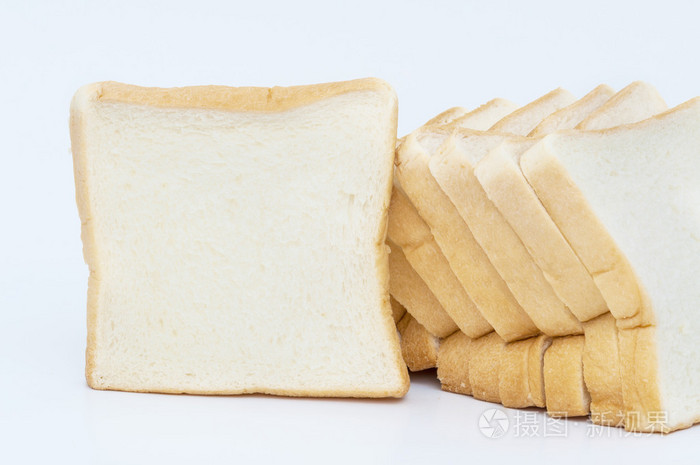 在白色背景上切片白面包