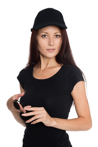 美丽的年轻女子，戴着黑色棒球帽