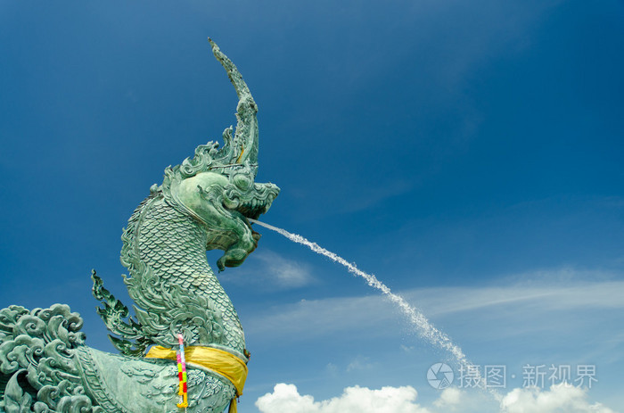 娜迦龙头吐水与蓝蓝的天空背景