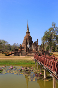 扫管笏 Sa 寺和木桥，Shukhothai 历史公园，遇难