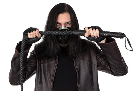 年轻人用鞭子在掩码中的肖像照片