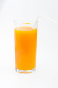 在白色背景上的橙汁