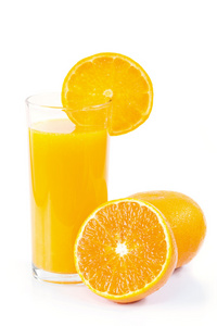 在白色背景上的橙汁