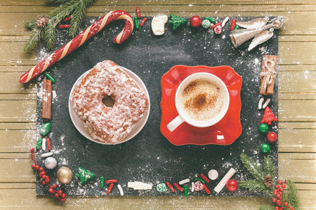 圣诞宴请 甜甜圈和一杯咖啡