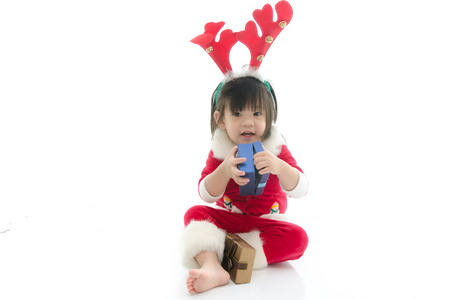 可爱的亚洲宝宝穿着圣诞老人服装带着礼物