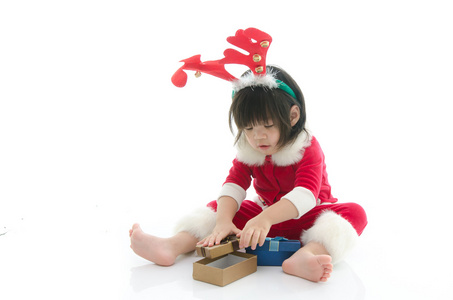可爱的亚洲宝宝穿着圣诞老人服装带着礼物
