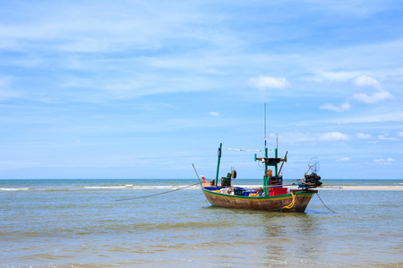 传统的捕鱼船浮在水 蓝色的大海和天空