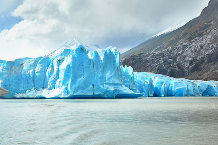在灰色冰川在裴恩蓝色冰山