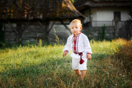 小男孩在乌克兰绣花衬衫