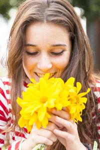 幸福的女人抱着鲜花花束的特写肖像