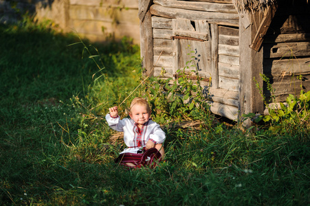 在乌克兰绣花衬衫在村子里的小男孩