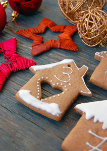 圣诞节背景用装饰品和姜饼木制的桌子上