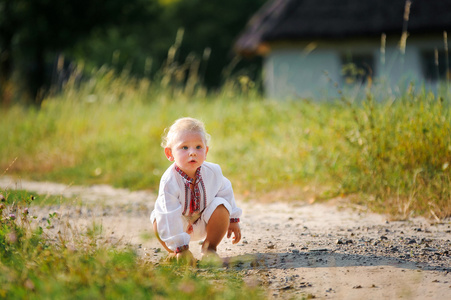 在乌克兰的绣花衬衫的路上独自哭泣的小男孩