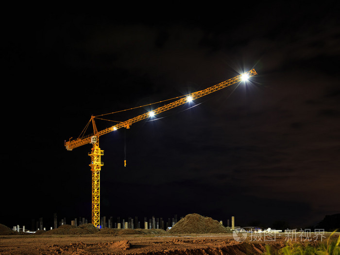 黄色的塔式起重机施工现场由晚上的时间照片-正版商用图片1hcz88-摄图