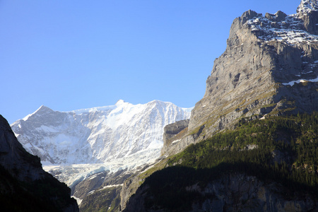 Eiger 山