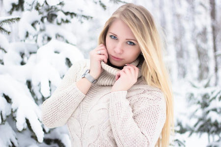 一个美丽的金发女郎在冬天的肖像