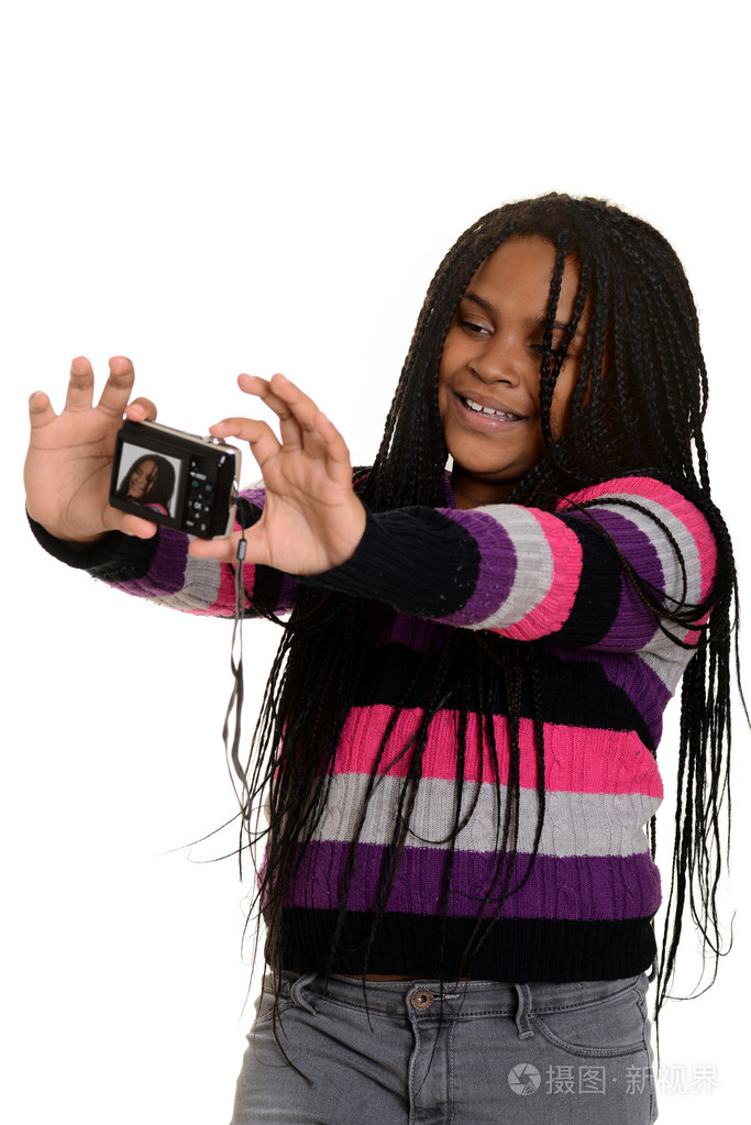 小女孩正在拍照