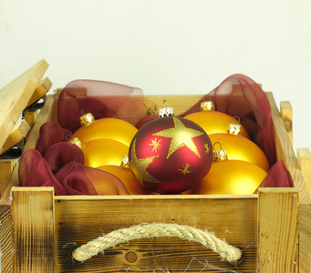 在一个木盒圣诞球