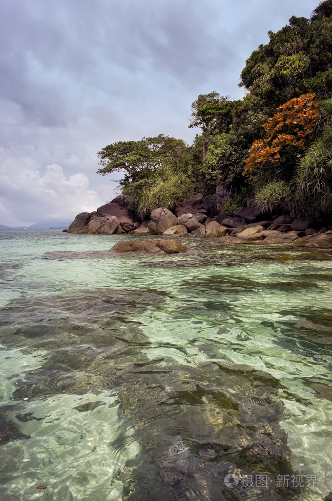 在 Koh Chsng icland，泰国的岩石海滩