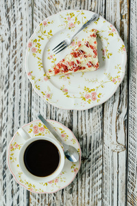 小红莓蛋糕和咖啡的杯