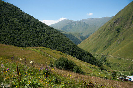 在格鲁吉亚山徒步旅行