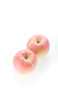 用水户果农红富士苹果滴在白色的背景