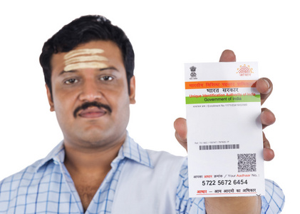 显示 aadhaar 卡南印度人的肖像