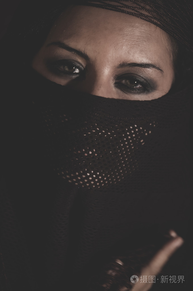 在传统的伊斯兰面纱的女人